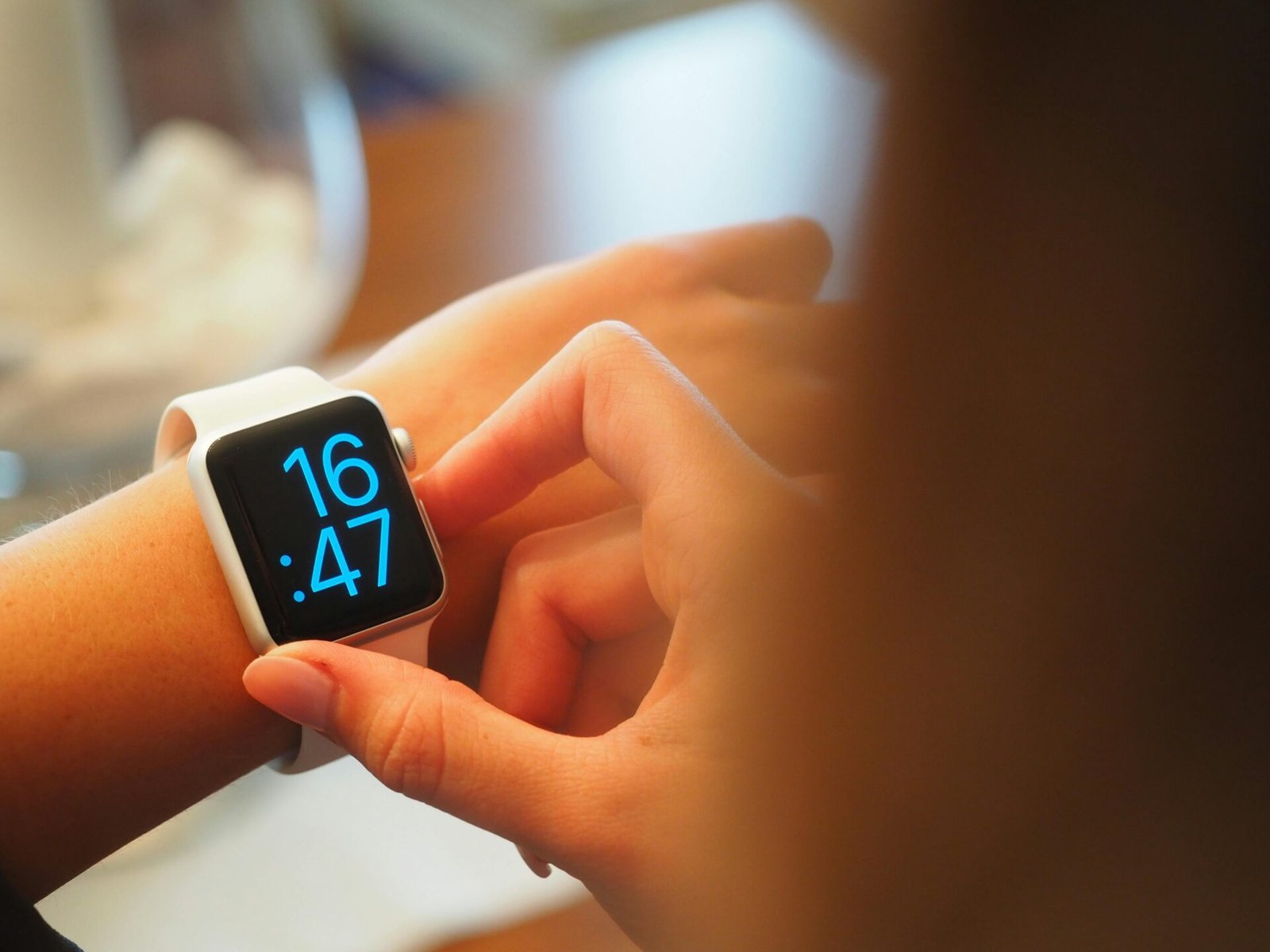 Eine Person überprüft ihre Smartwatch während einer 5-Uhr-Morgenroutine um 16:47 Uhr.
