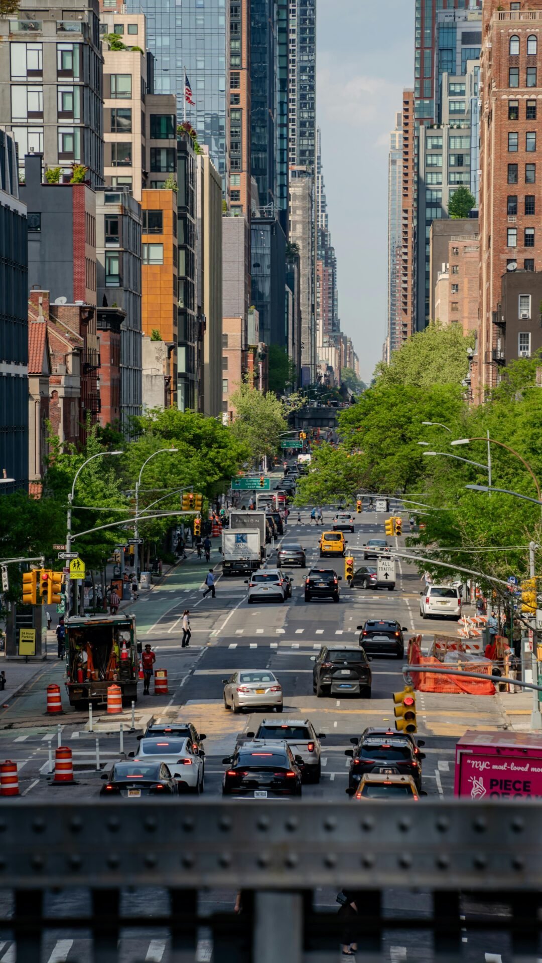 Belebte Stadtstraße mit Autos, Taxis, Arbeitssuchenden in den USA und hohen Gebäuden an einem sonnigen Tag.