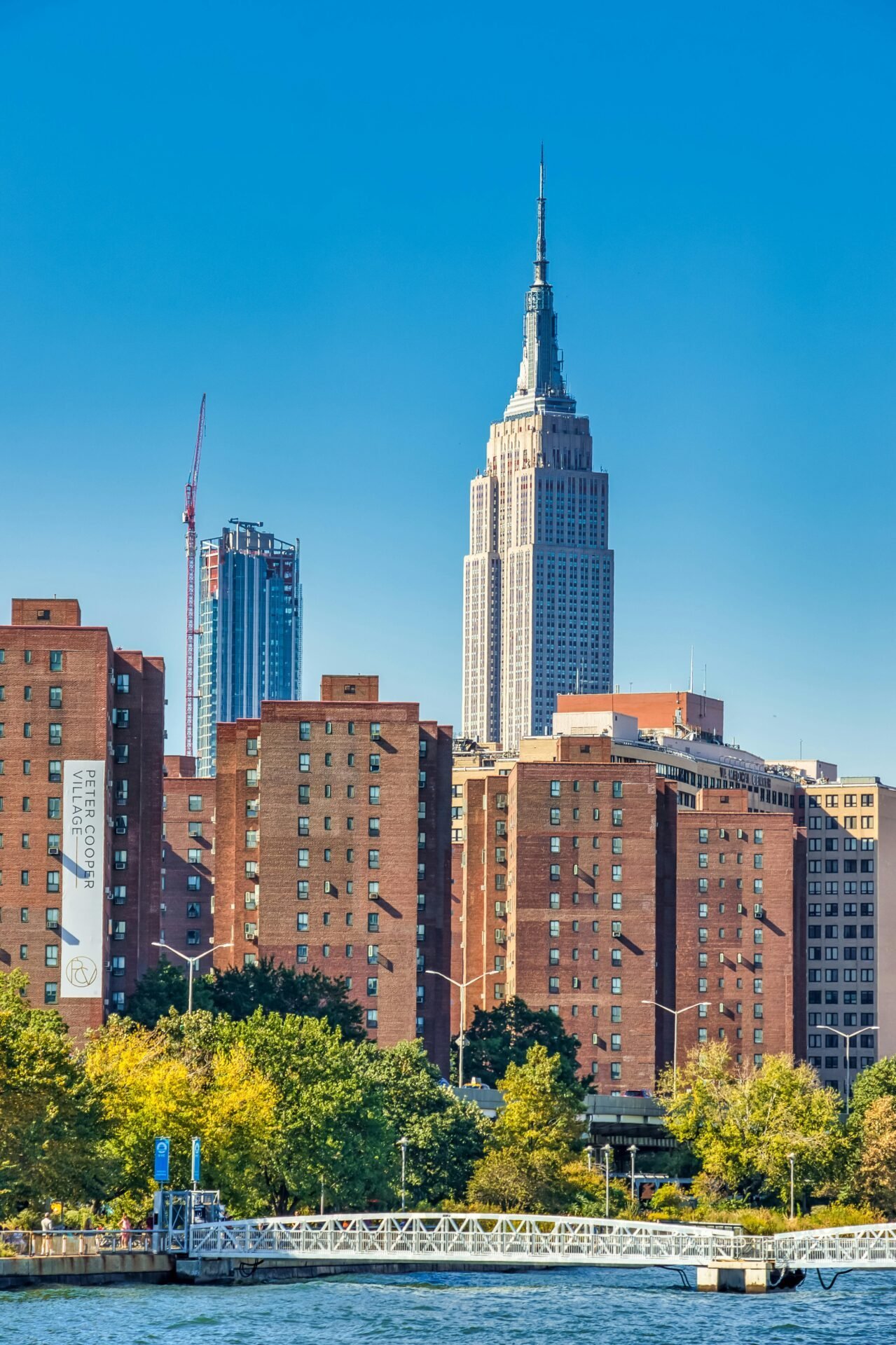 Hinter Backsteinwohnungen erhebt sich das Empire State Building und weckt Träume von der Arbeit in den USA.