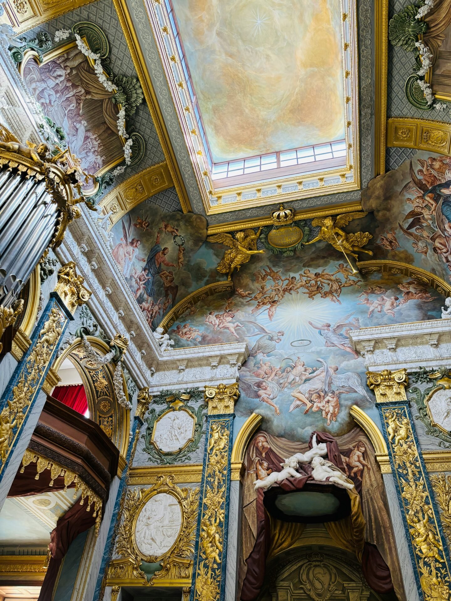 Verschnörkelte Decke und Wände mit Goldakzenten, Wandmalereien und klassischen Berliner Sehenswürdigkeiten.