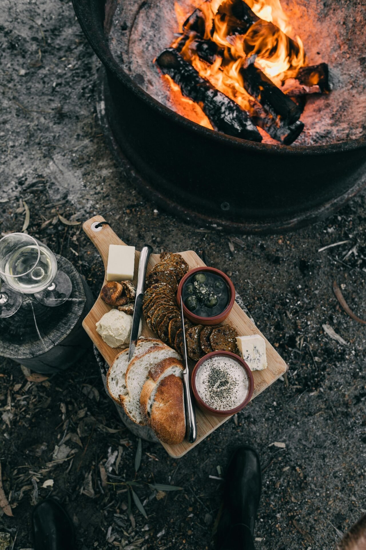 Wurstplatte an der Feuerstelle – Camping-Hacks für Wein, Brot, Käse und Cracker.
