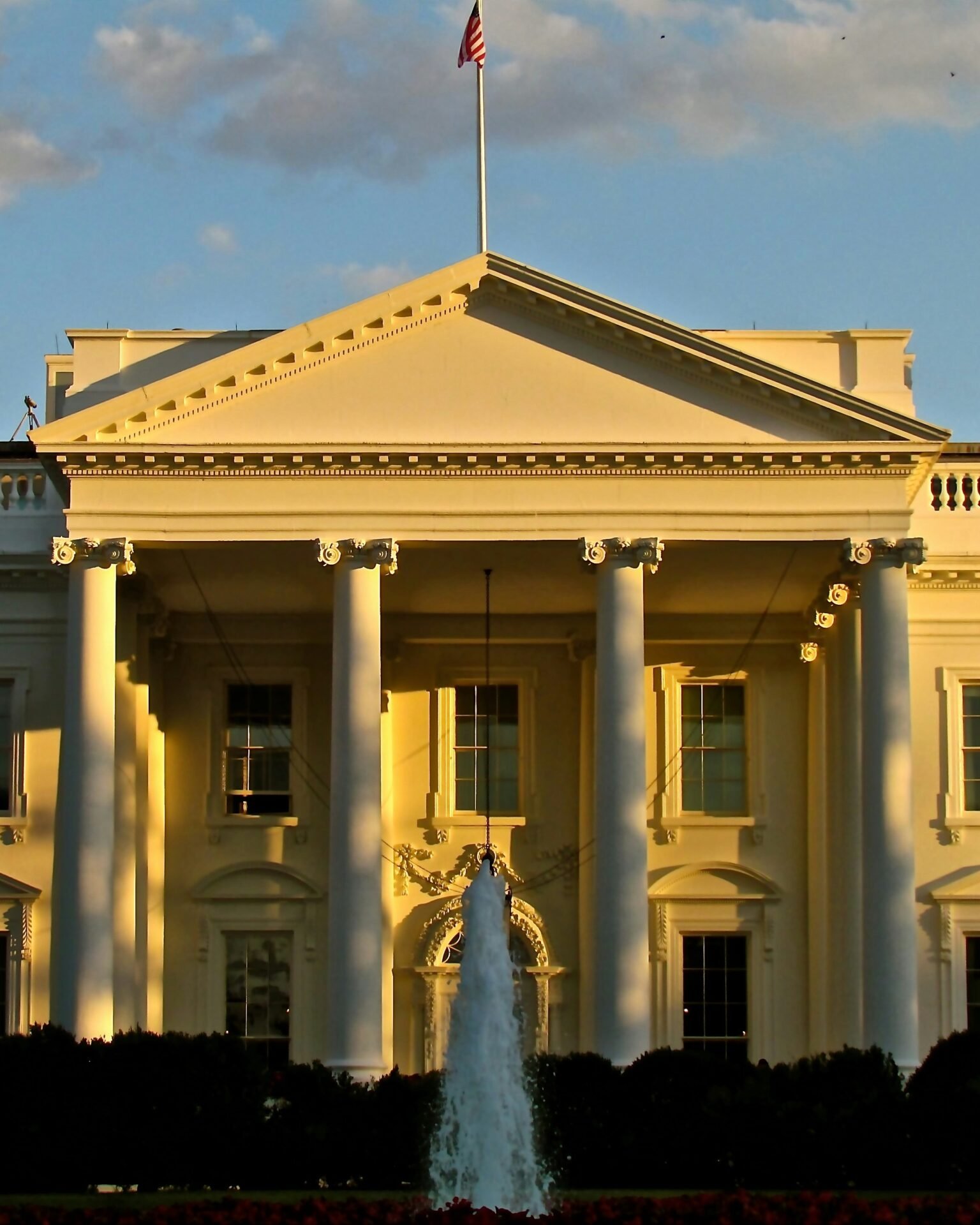 Das Weiße Haus mit einem Springbrunnen davor, der bei Sonnenuntergang leuchtet – ein Ort für erfolgreiche Frauen.