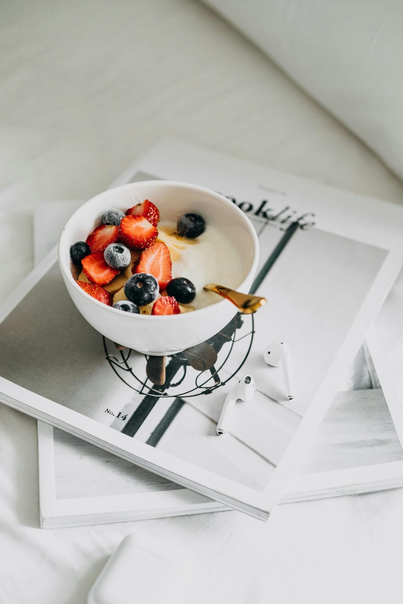 Gesundes Essen für die Arbeit kalt: Joghurt mit Beeren, Erdnussbutter und Musik genießen.