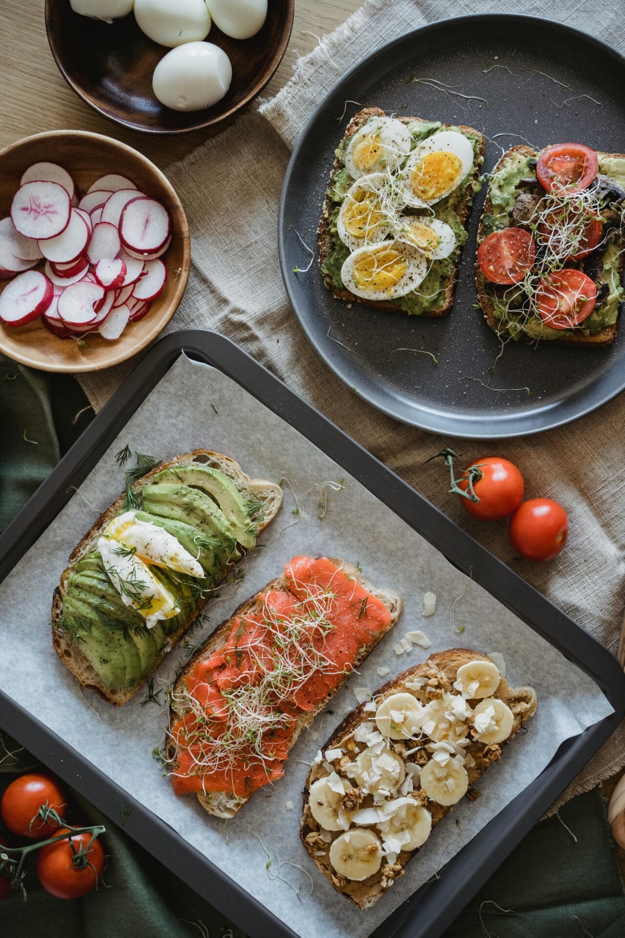 Gesundes Essen für die Arbeit kalt: Toasts mit Avocado, Lachs, Banane und frischem Gemüse.