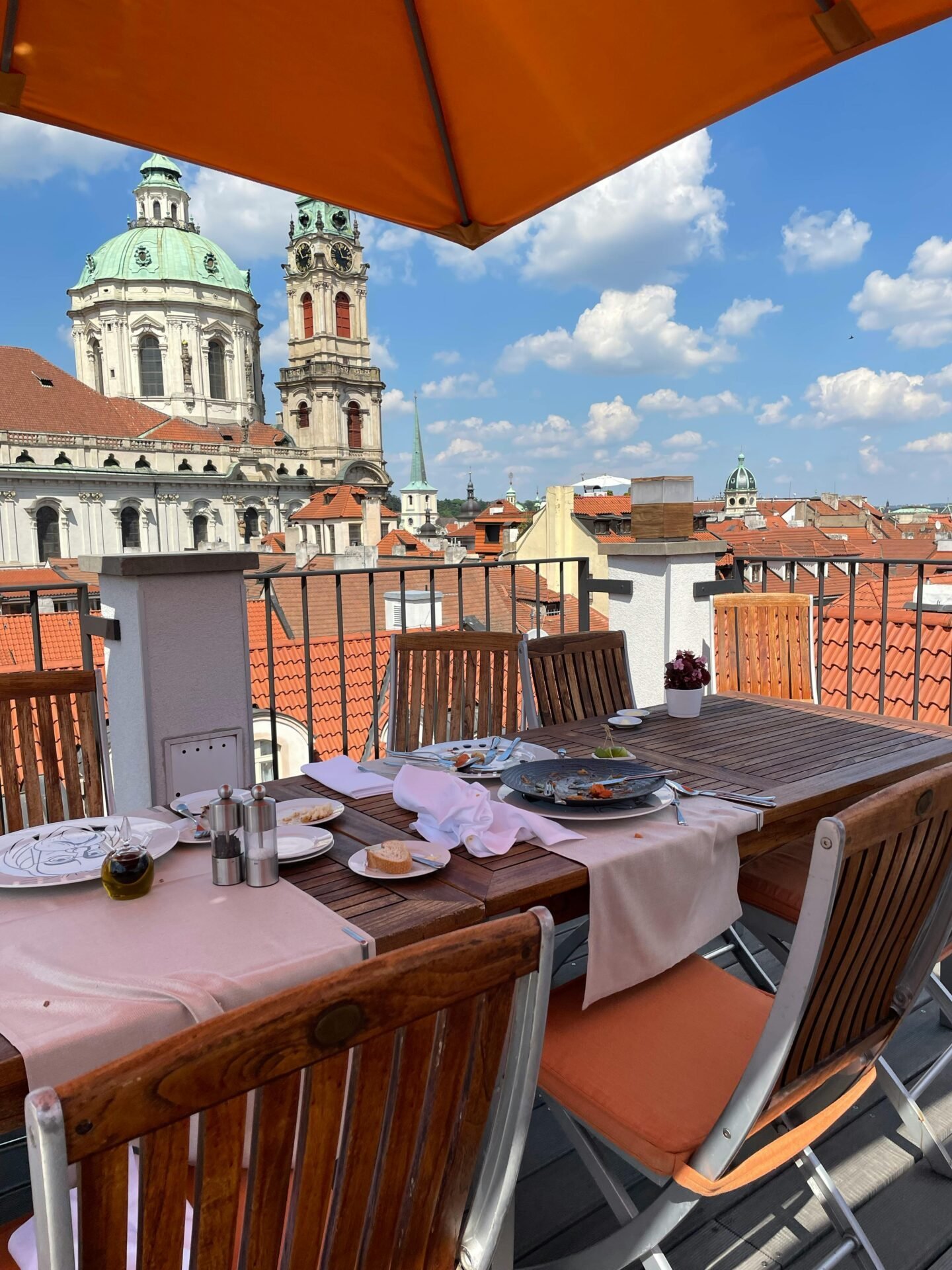 Esstisch auf dem Dach mit Stadtkuppeln, ideal für gesundes Essen für die Arbeit kalt.