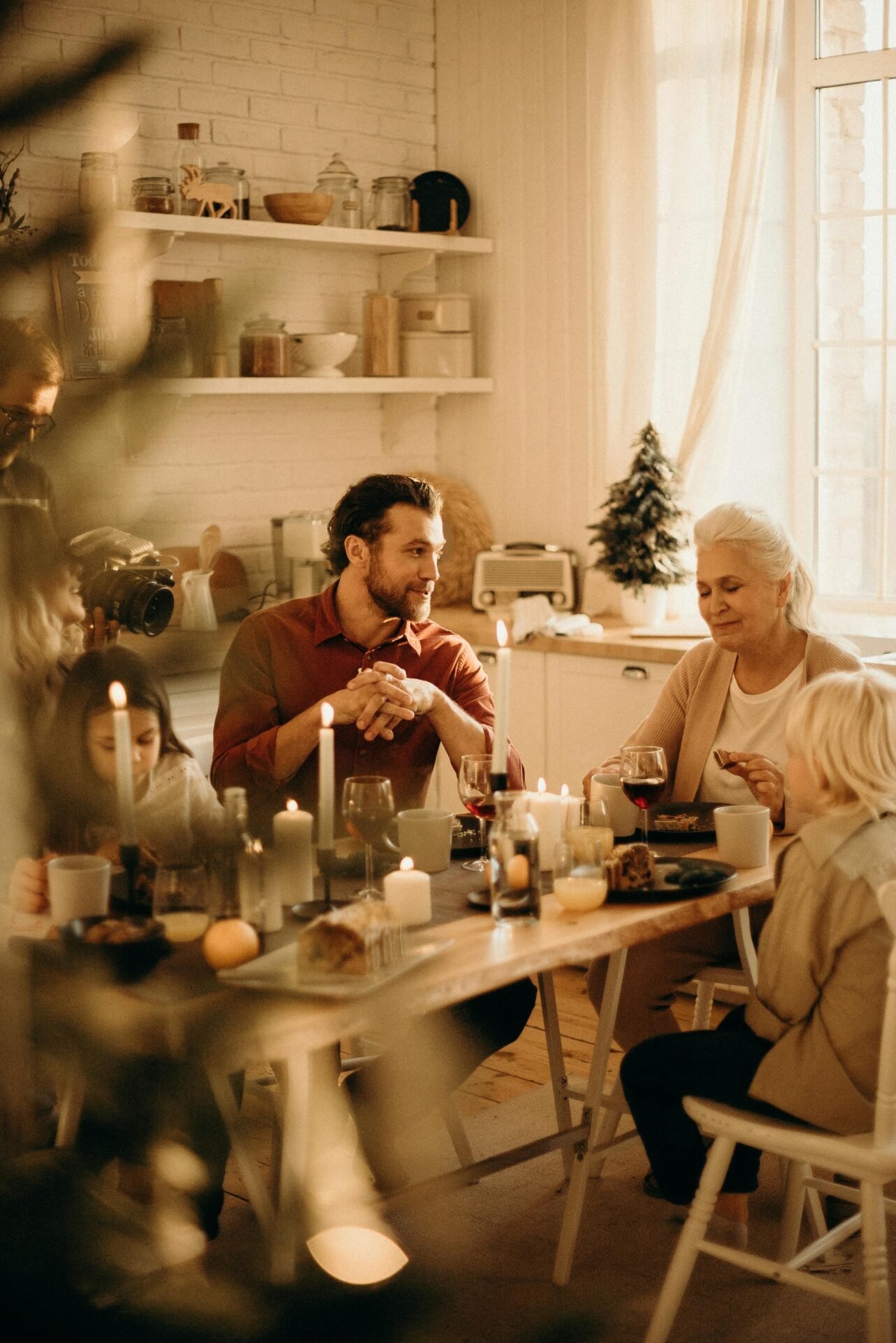 Die Familie findet einen Ausgleich zwischen Familie und Karriere und trifft sich zum Abendessen in einem warm beleuchteten, gemütlichen Speisesaal.