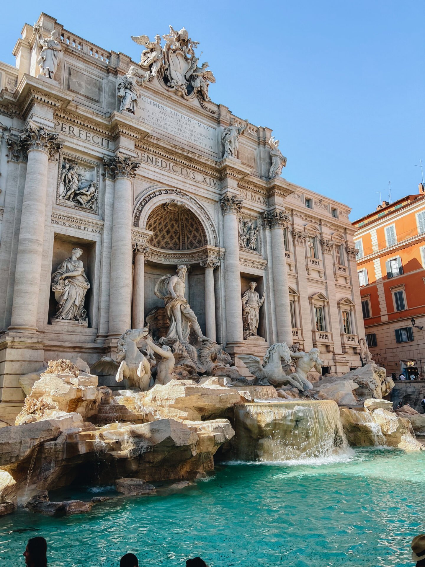 Der Trevi-Brunnen in Rom, ein Symbol finanzieller Freiheit mit türkisfarbenem Wasser und Marmorkunst.