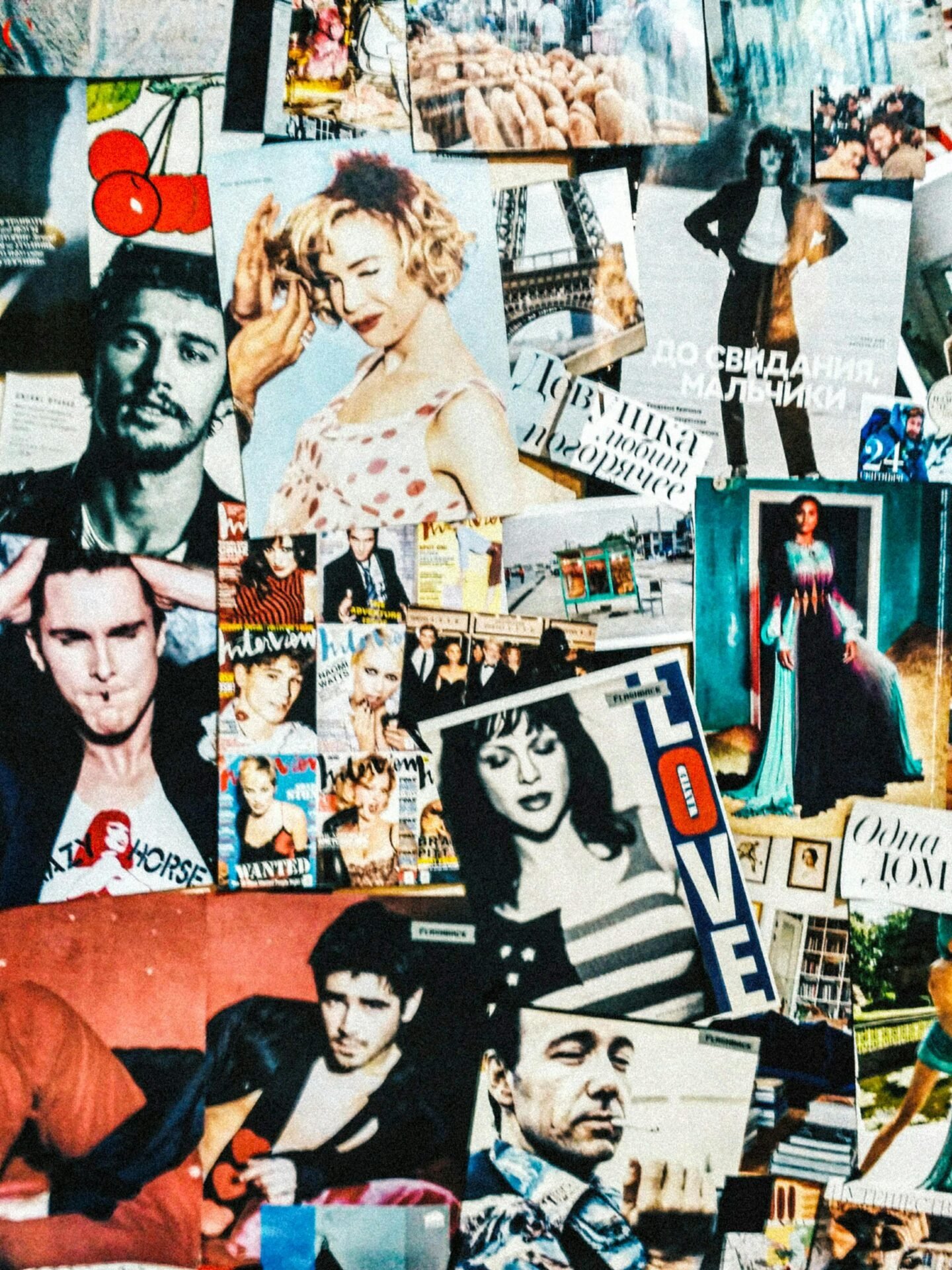 Eine Collage aus bunten Modeausschnitten, Promi-Fotos und „Glückszitaten“ an einer Wand.
