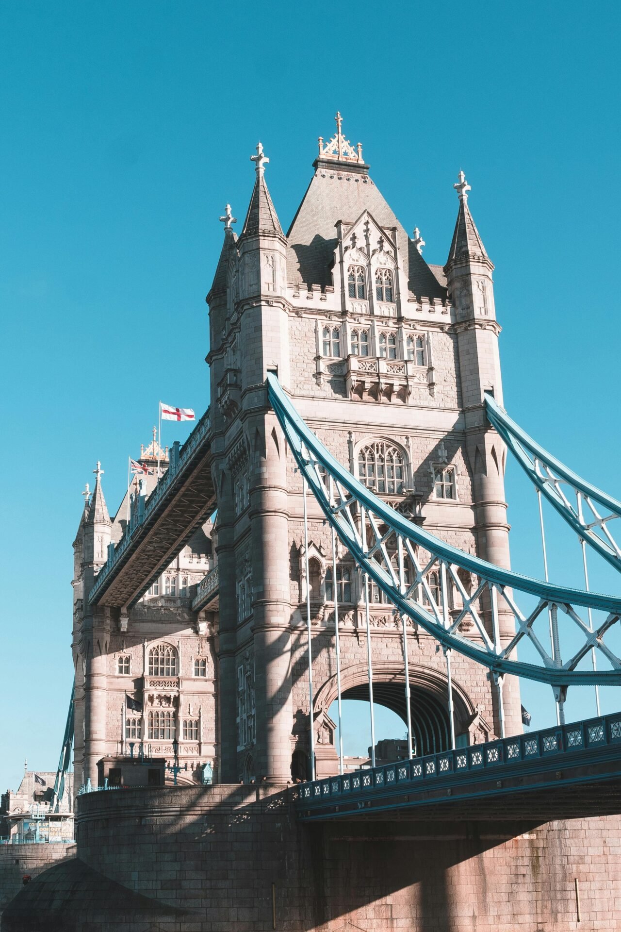 Die Tower Bridge in London erhebt sich unter einem strahlend blauen Himmel.