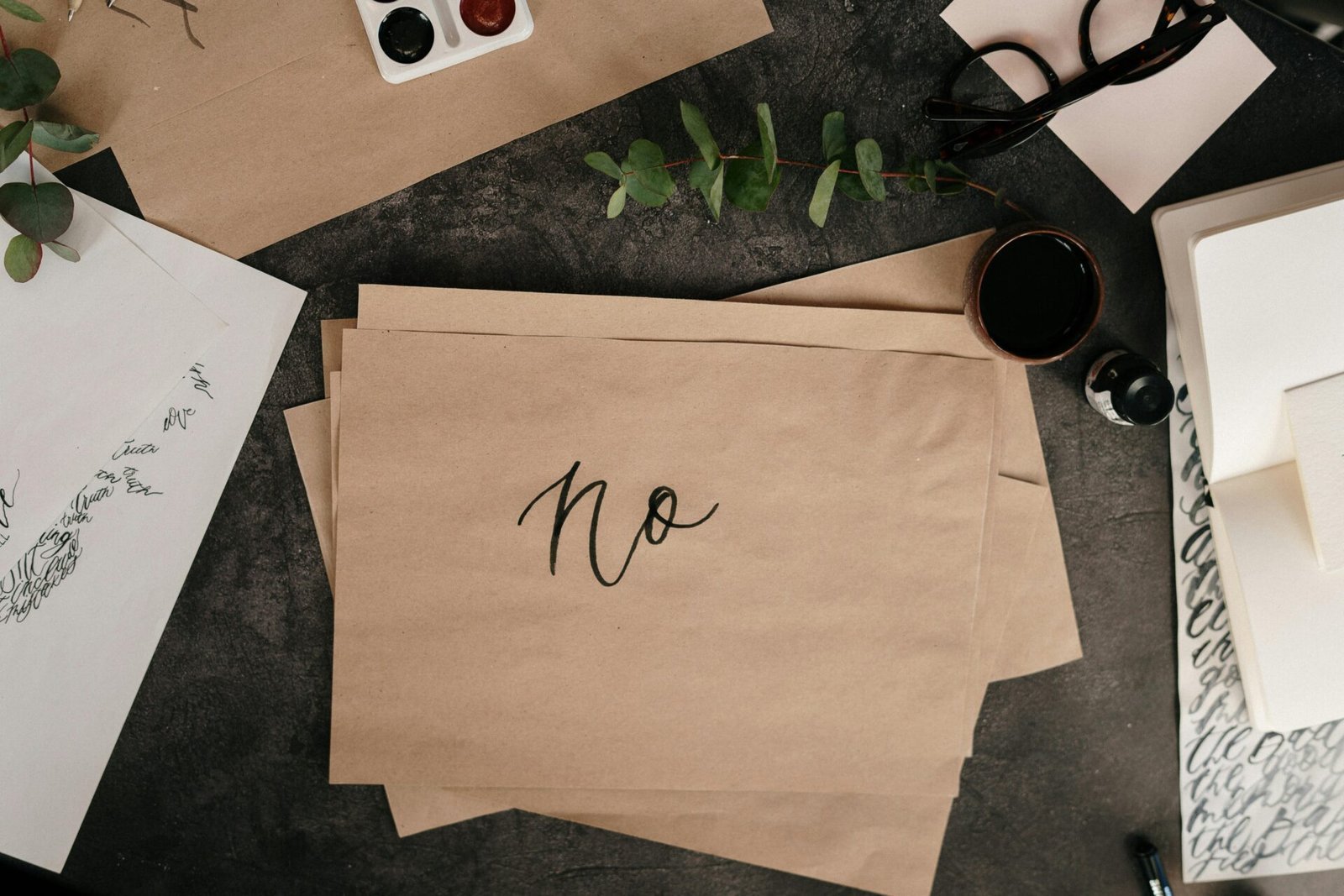 Brauner Umschlag mit der Aufschrift „Nein“ inmitten von Kunstbedarf – perfekt, um zu einer Änderung der Denkweise anzuregen.