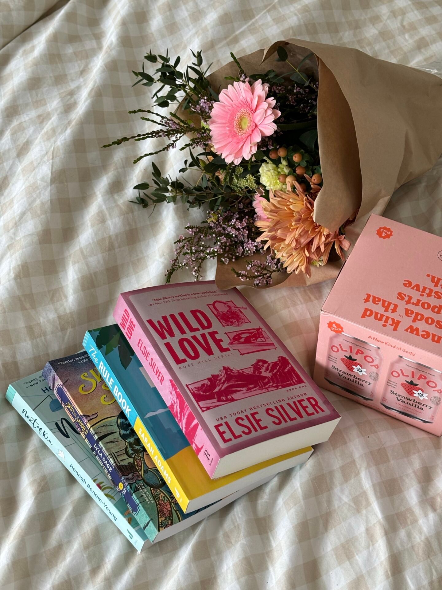 Ein Blumenstrauß, vier Bücher und Olipop-Getränke – das Wichtigste für die Planung Ihres Online-Geschäfts.