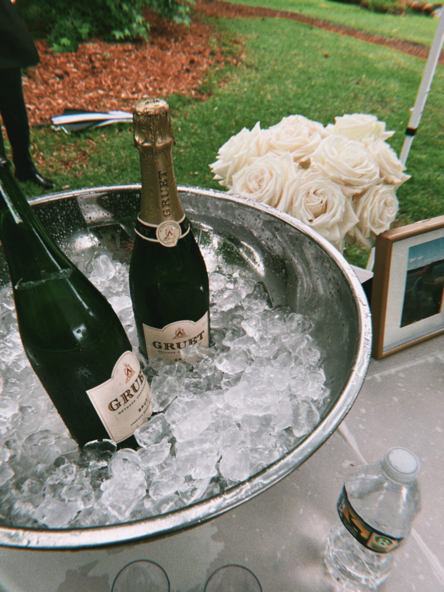 Zwei Flaschen Gruet-Sekt in einem Eiskübel – perfekt, um Erfolge im Online-Geschäft zu feiern.