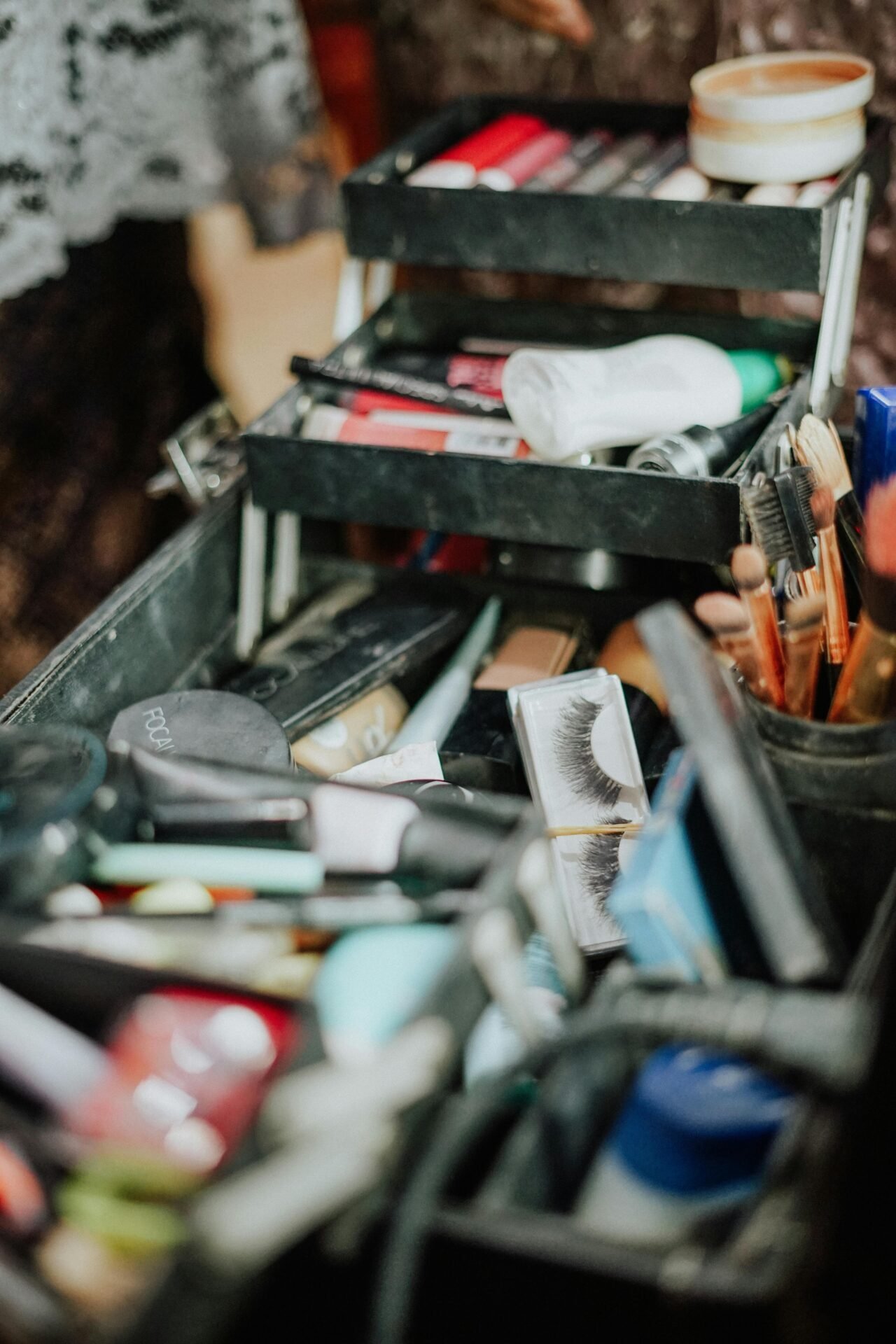 Ein Make-up-Set für einen gesünderen Lebensstil, gefüllt mit Pinseln, Pudern und Lippenstiften.