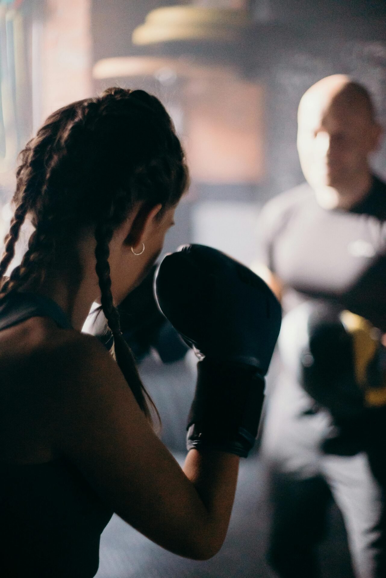 Eine Frau bereitet sich mit Boxhandschuhen auf einen Kampf gegen einen Mann vor.