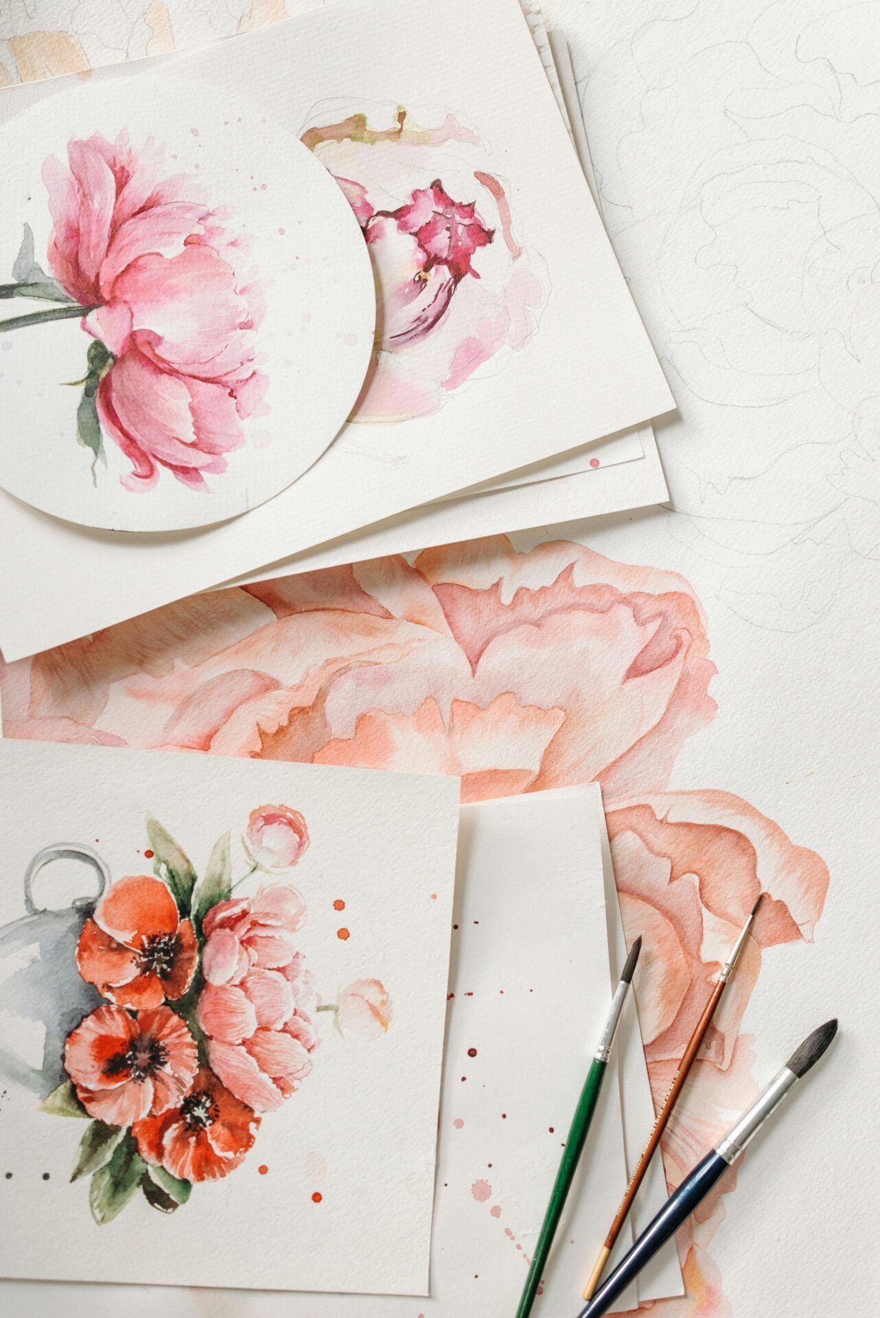 Ein Stapel frisch gemalter Blumen in Aquarell - ein analoges Hobby.
