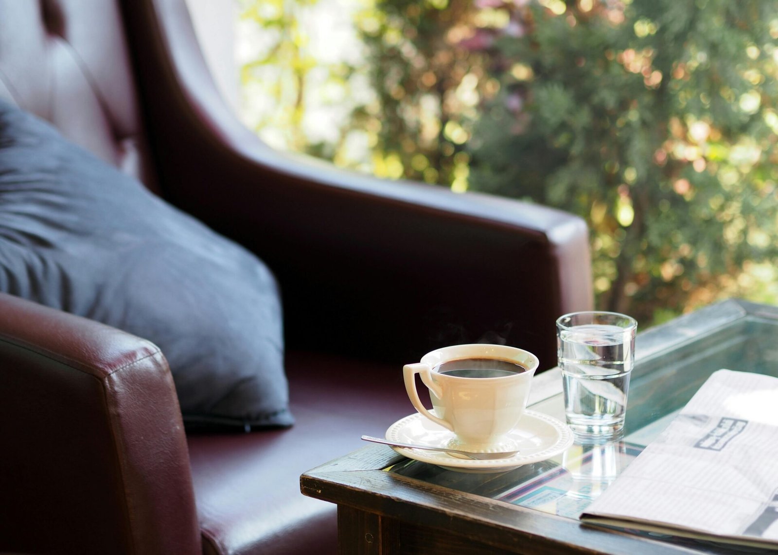 Eine Tasse Kaffee und Wasser erwarten Sie als Teil einer gemütlichen 5-Uhr-Morgenroutine am Fenster.