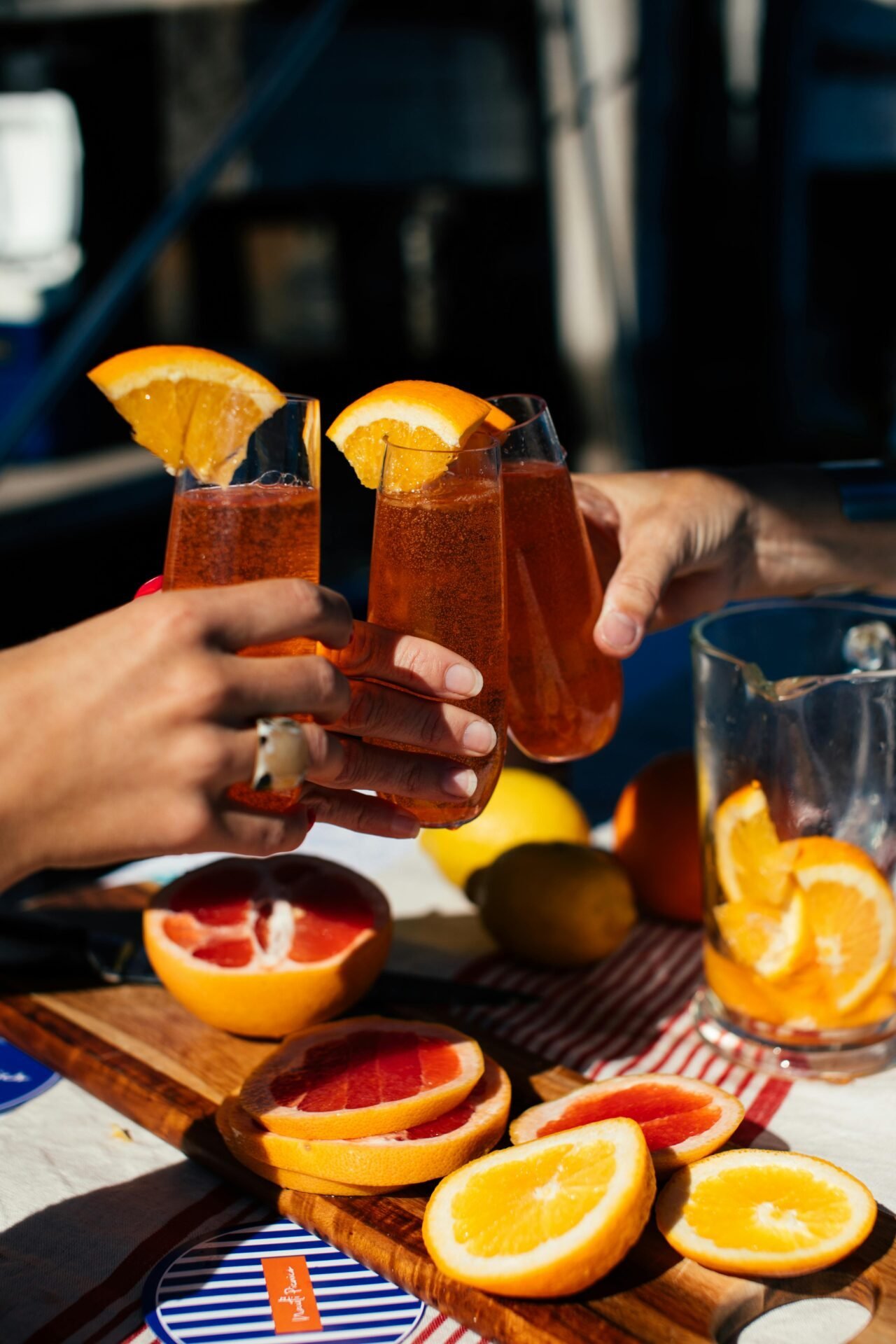 Glückshormone steigern durch Drinks mit Freunden im Sommer!