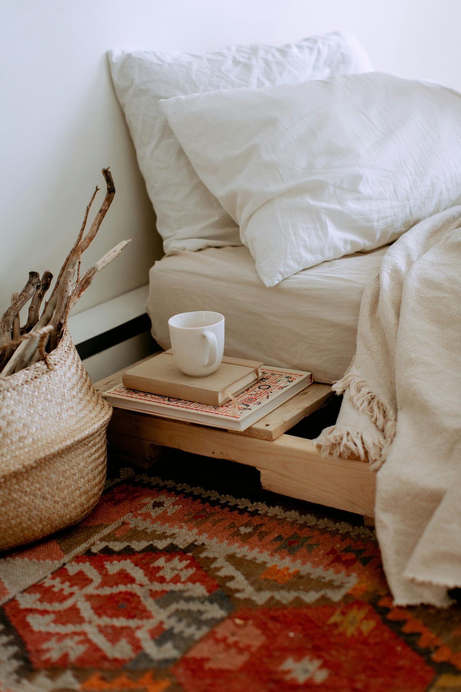 Eine gemütliche Leseecke im Boho-Stil mit Kissen und Büchern – ein perfekter Ort, um über inspirierende Gedanken und "50 Sätze, die das Leben leichter machen" nachzudenken.