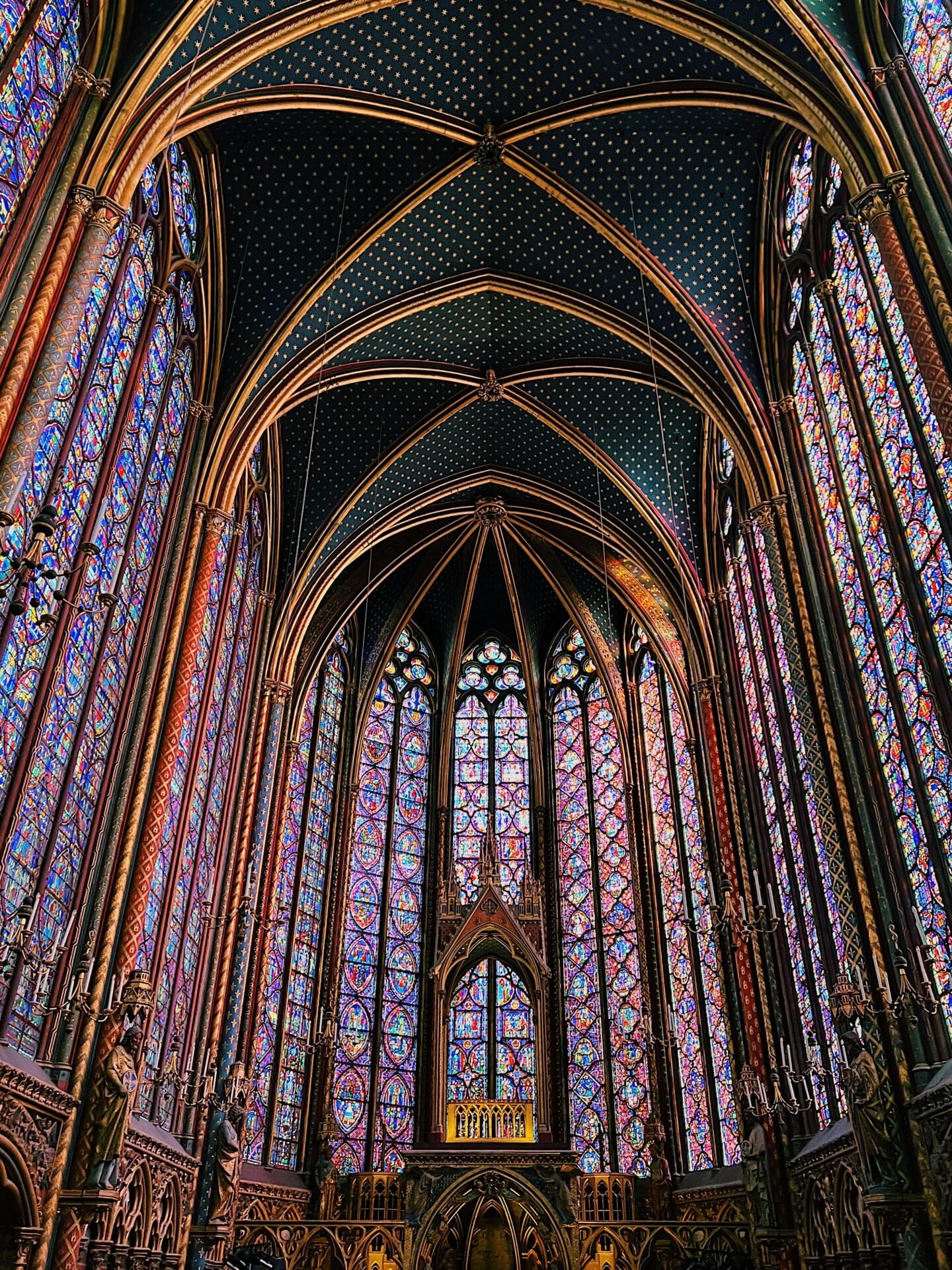 Gotisches Kircheninnere in Paris mit hohen Glasfenstern und kunstvollen Gewölben.