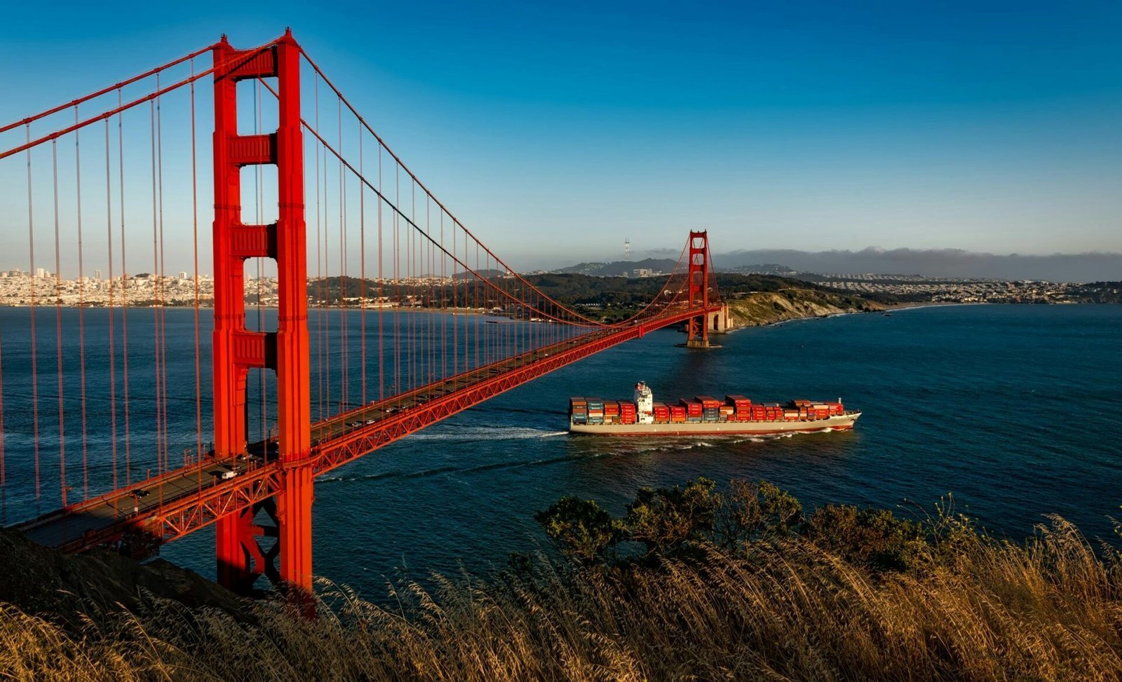 Golden Gate Bridge über blauem Wasser – ein Anblick, den man an einem Sommertag unbedingt einmal gesehen haben muss.