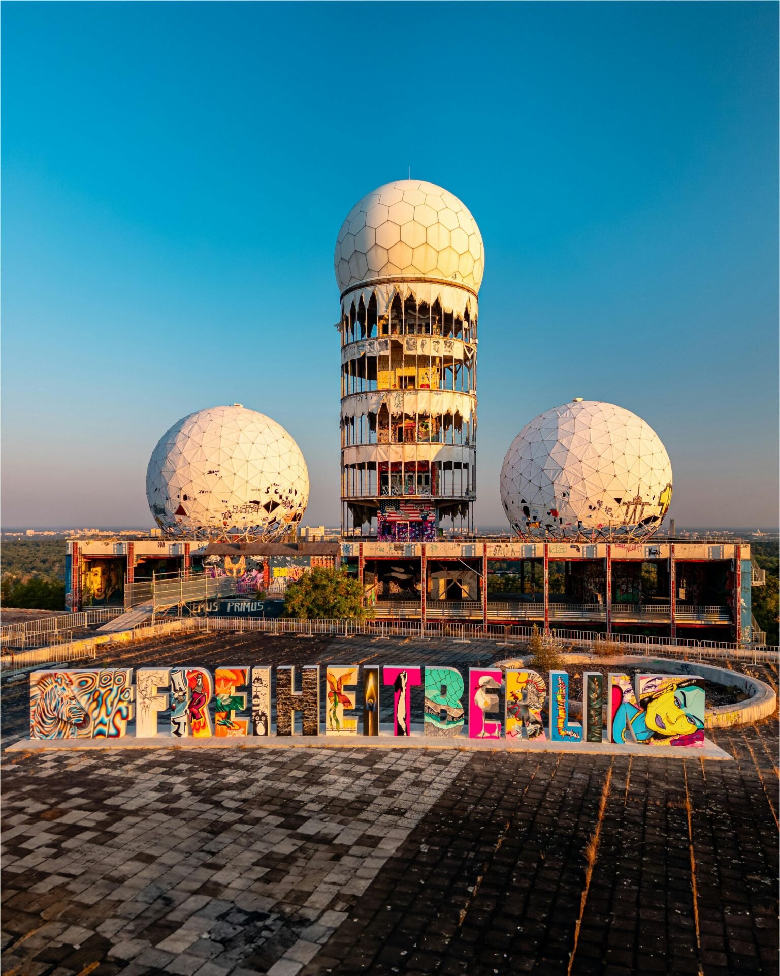 Verlassene Radarstation mit geodätischen Kuppeln, bunte Graffiti-einzigartige Berliner Sehenswürdigkeiten.