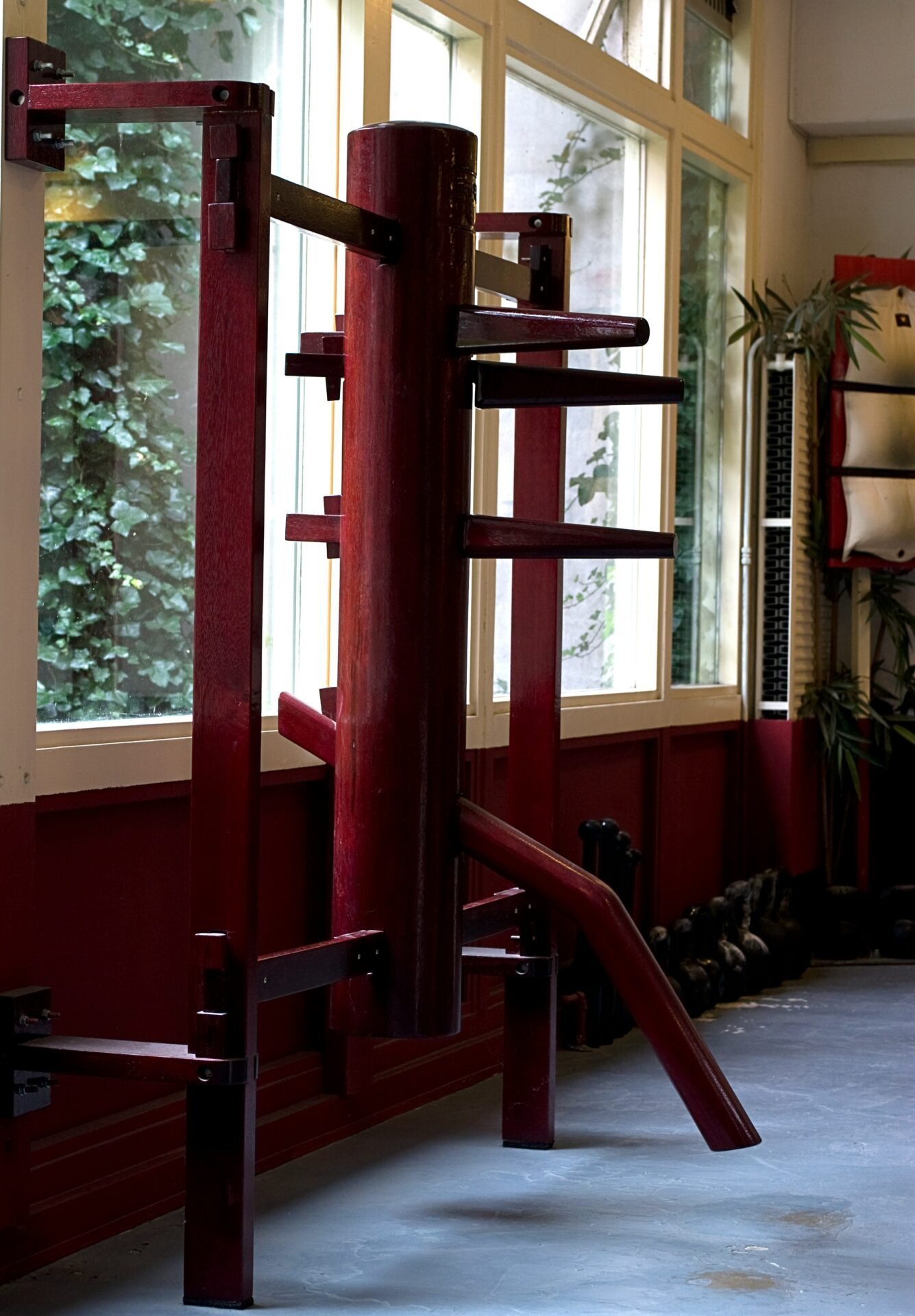 Ein Kampfsportstudio, das mit seiner roten, hölzernen Einrichtung asiatisch wirkt.